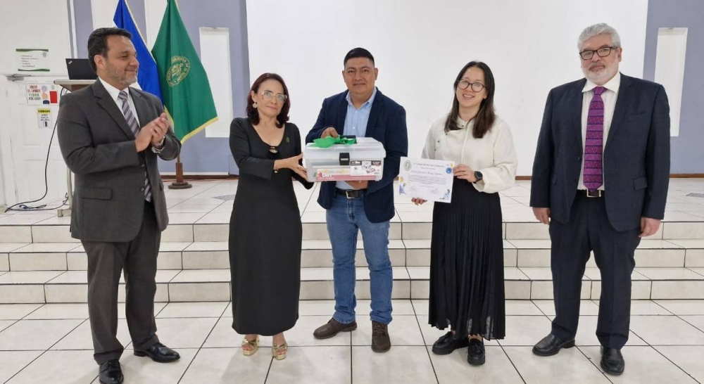 Al centro, el artista ganador Fredy Araujo. De izq. a der.: Dr. Carlos Ramos Hinds vicepresidente del Colegio Médico; Dra. Patricia de Cativo, secretaria; Araujo; Dra. Ancu Feng, directora de actividades científicas y Dr. Jaime Ávila director de ética médica.