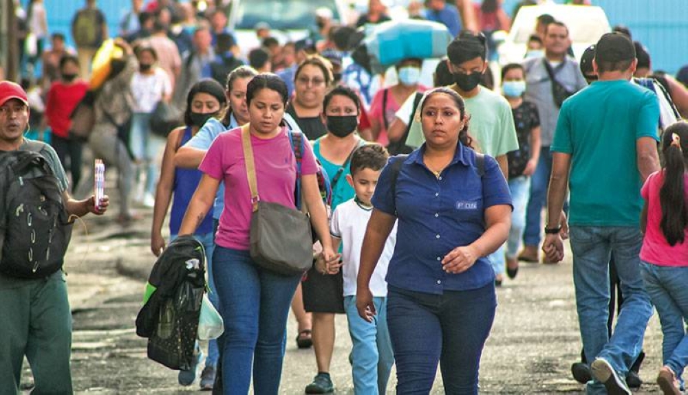 Las mujeres tienen menor acceso a las tarjetas porque suelen depender económicamente de los hombres o no tienen conocimiento sobre el uso de este instrumento financiero. /DEM,image_description: