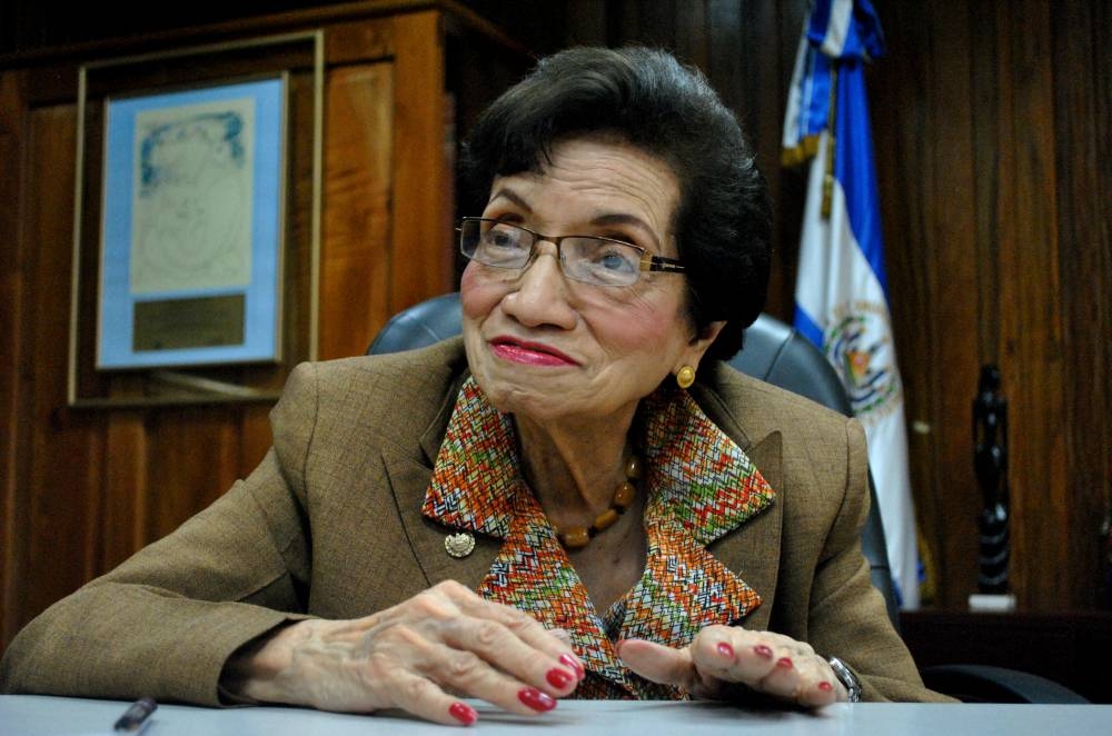 Los puestos públicos de la doctora María Isabel Rodríguez llegaron después de su séptima década. Ella alienta a los mayores de 60 años a seguir compartiendo sus conocimientos. / Archivo DEM.,image_description: