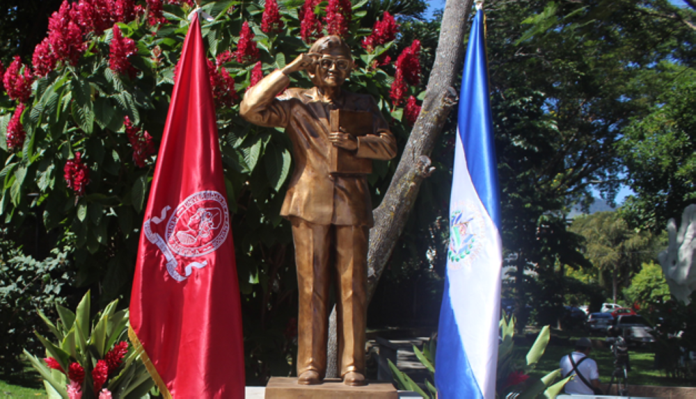 En 2021, la Universidad de El Salvador dedicó una estatua de la doctora Rodríguez al inaugurar el paseo de los rectores. María Isabel Rodríguez fue la primer mujer rectora del alma mater y fue reelecta para un segundo periodo con casi el 100 % de los votos. Su gestión duró ocho años, entre 1999 y 2007./ Archivo.