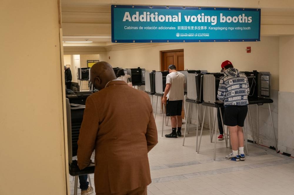 La gente vota en el centro de votación del Ayuntamiento de San Francisco el último día de votación anticipada antes del día de las elecciones, el 4 de noviembre de 2024 en San Francisco, California./AFP,image_description:Californians Vote Early On Eve Of Election Day