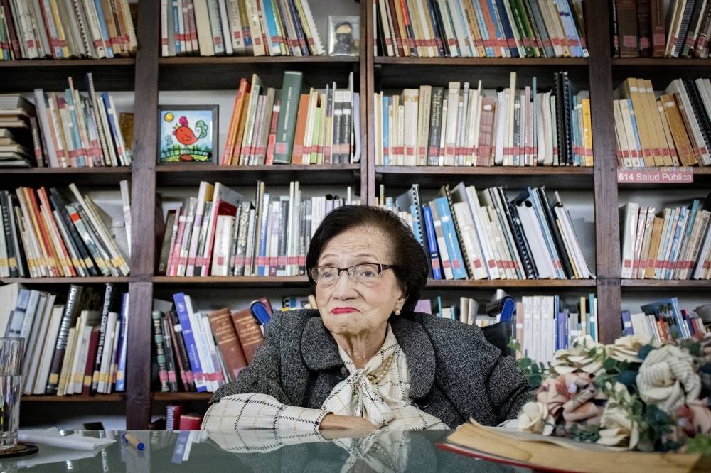 La doctora María Isabel Rodríguez en su biblioteca personal.