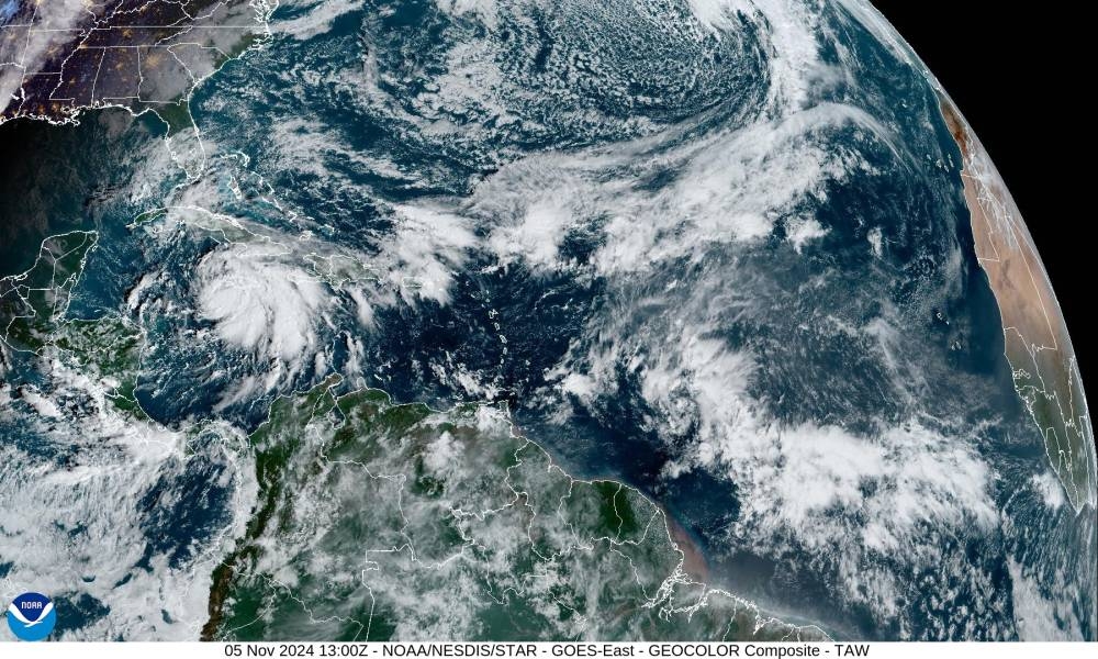 La tormenta tropical Rafael rumbo a Cuba. ,image_description: