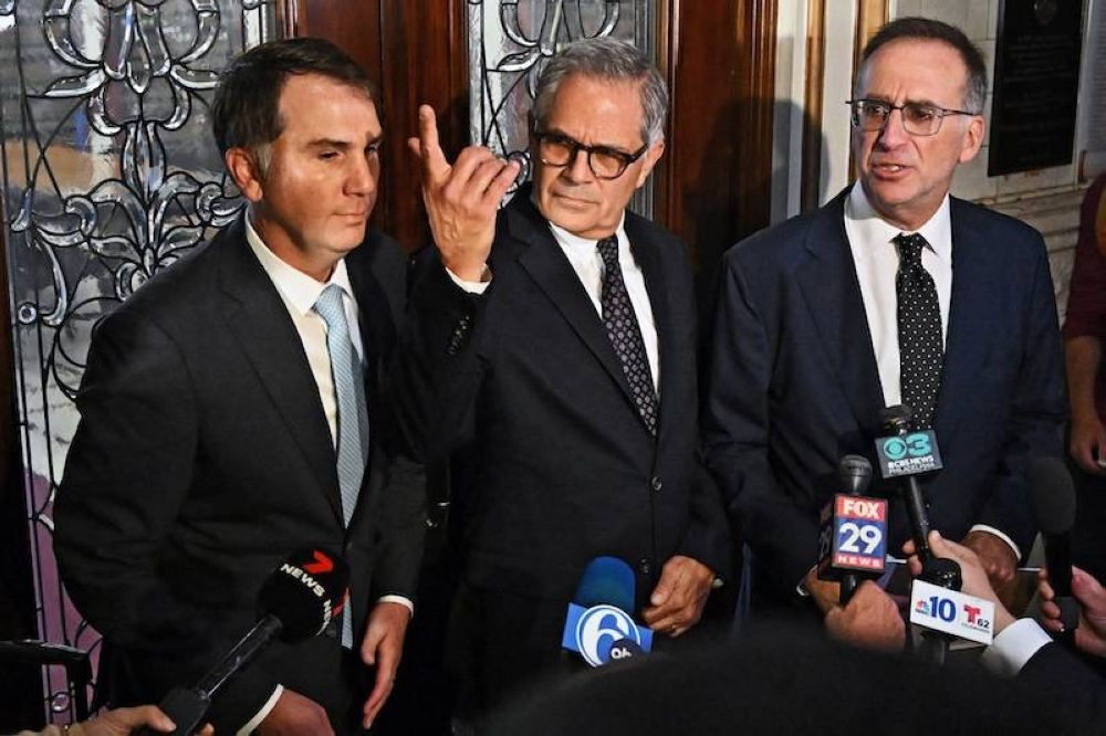 El fiscal de distrito de Filadelfia, Larry Krasner (centro),  hizo duras advertencias sobre incidentes en el el estado de Pensilvania/AFP