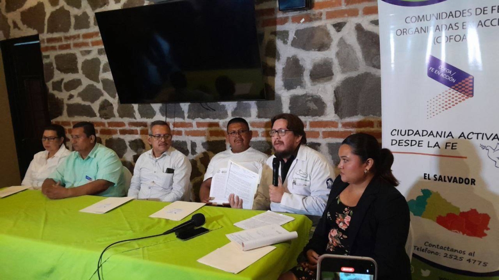 Líderes de Cofoa y el secretario general de Simetrisss, Rafael Aguirre, en conferencia de prensa para pedir una reunión con el presidente de la República, Nayib Bukele. / Verónica Crespín. ,image_description: