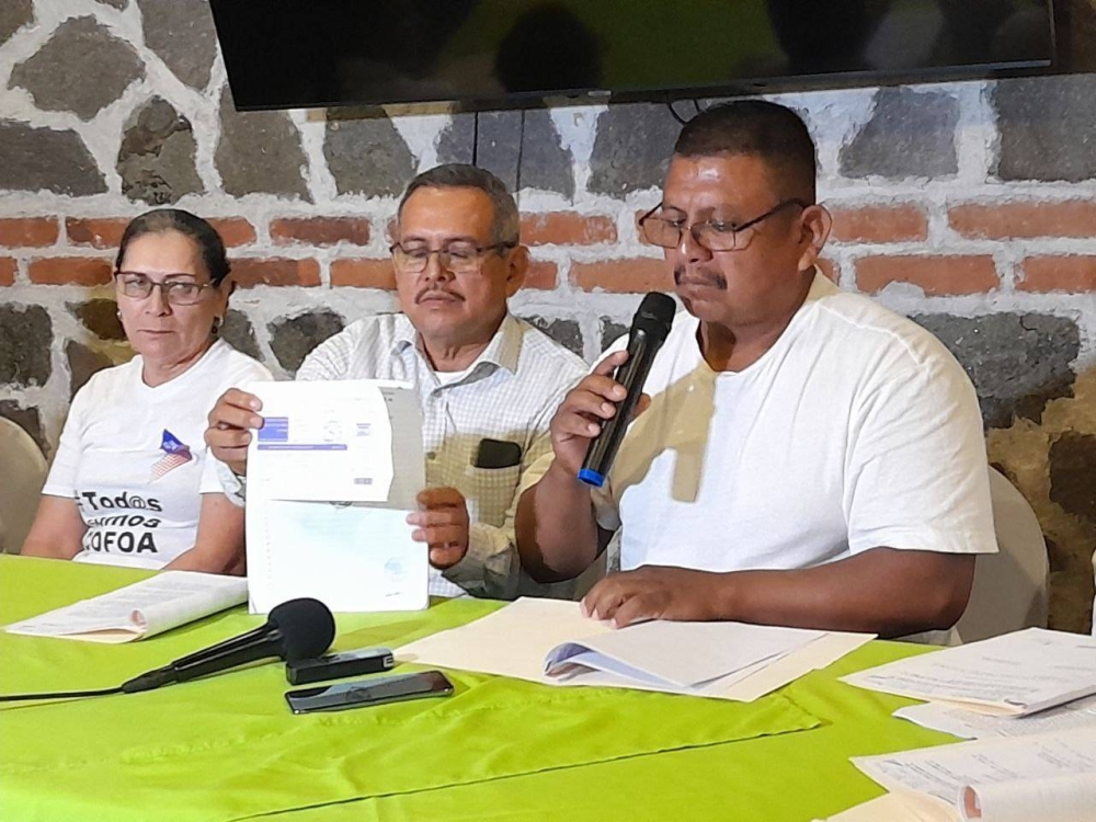 Líderes de Cofoa mostrando las escrituras para la construcción del hospital en El cantón El Suncita en Acajutla. /Verónica Crespín. 