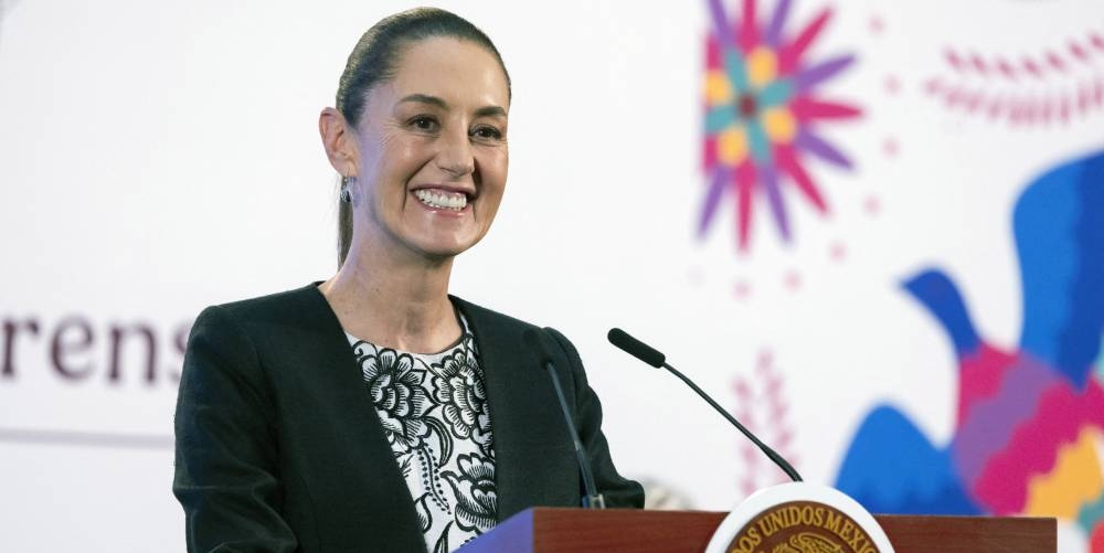 Esta fotografía publicada por la Presidencia de México muestra a la presidenta de México, Claudia Sheinbaum, sonriendo durante su conferencia de prensa diaria en el Palacio Nacional de la Ciudad de México el 5 de noviembre de 2024/ Foto AFP.,image_description: