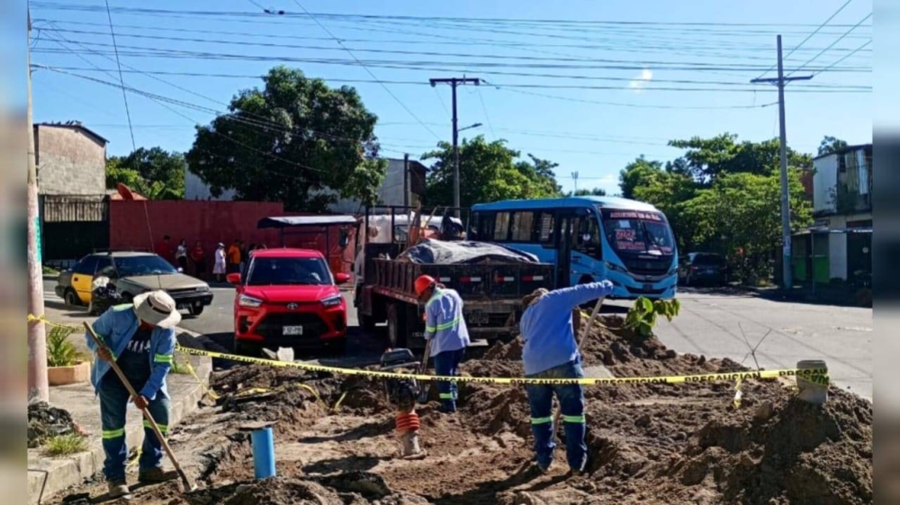  Jorge Castaneda, anunció que por 90 días estarán cerrados la 4a avenida Norte del distrito de Ilopango por instalación de tuberías/ Foto cortesía.,image_description: