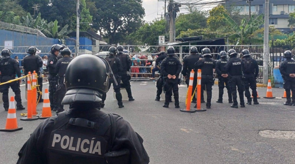 Los manifestantes llegaron a uno de los accesos de la Asamblea Legislativa. / Jessica Guzmán.,image_description: