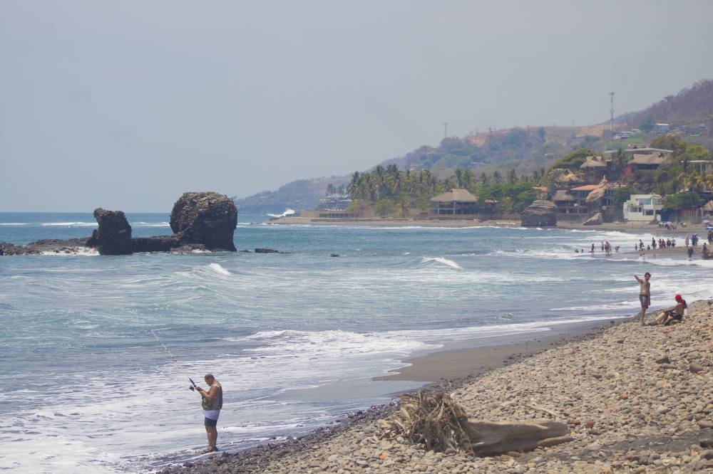 El Tunco es una de las playas más atractivas de El Salvador, sobre todo para practicar surf. /DEM,image_description: