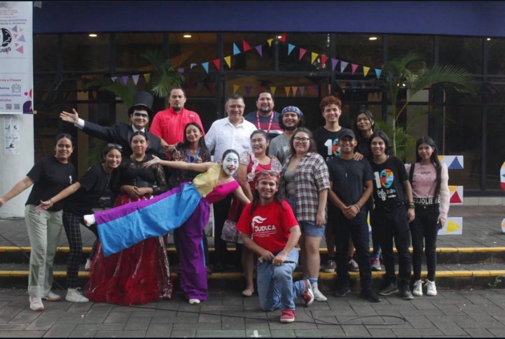 El Encuentro de Teatro de la Universidad de El Salvador se lleva a cabo del 4 al 8 de noviembre en la Sala de Teatro Edmundo Barbero.,image_description: