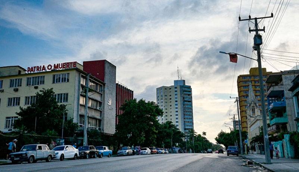 Imagen de La Habana, previo a la llegada del huracán Rafael. / AFP,image_description: