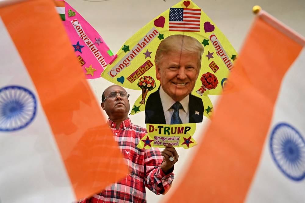 Un fabricante de cometas exhibe una cometa decorada con una imagen del expresidente estadounidense y candidato presidencial republicano Donald Trump en Amritsar el 6 de noviembre de 2024. Foto de Narinder NANU / AFP,image_description: