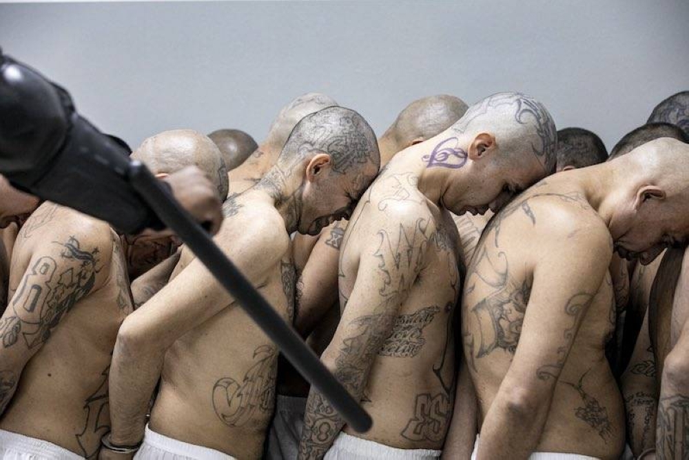 Pandilleros capturados el régimen de excepción cuando eran trasladados a la cárcel de máxima seguridad de Tecoluca, San Vicente. Imagen de referencia. / DEM ,image_description: