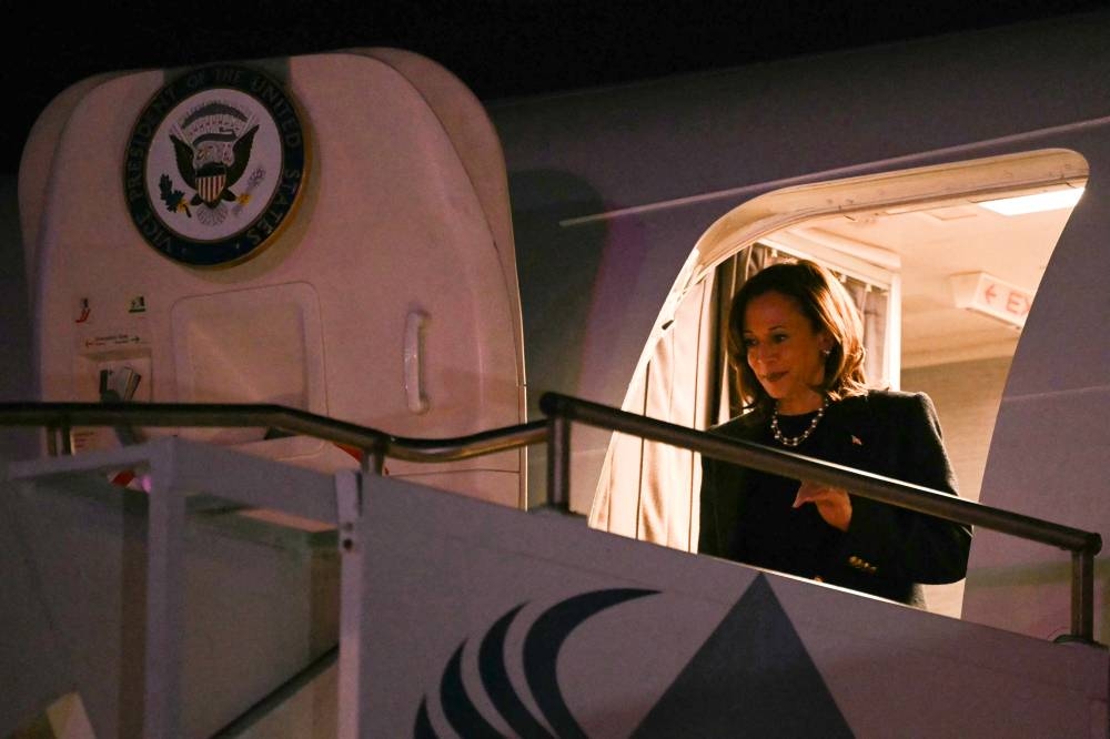 La vicepresidenta estadounidense y candidata presidencial demócrata, Kamala Harris, desciende del Air Force Two al llegar al Aeropuerto Internacional de Filadelfia, en Filadelfia, Pensilvania, el 4 de noviembre de 2024. Foto de ANDREW CABALLEROREYNOLDS / AFP,image_description: