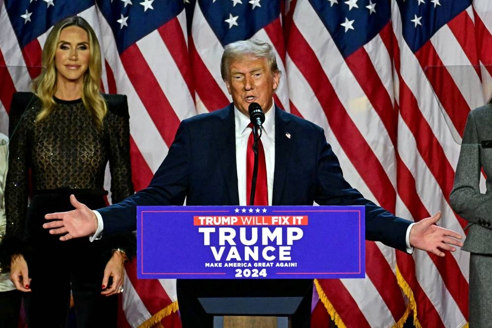 Donald Trump durante un evento de la noche de las elecciones en el Centro de Convenciones de West Palm Beach en West Palm Beach, Florida. /AFP,image_description: