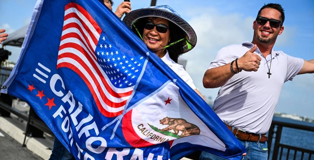 Los partidarios del expresidente estadounidense y candidato presidencial republicano Donald Trump celebran su victoria cerca de su resort MaraLago en Palm Beach, Florida, el 6 de noviembre de 2024/Foto Chadán Khanna AFP.,image_description: