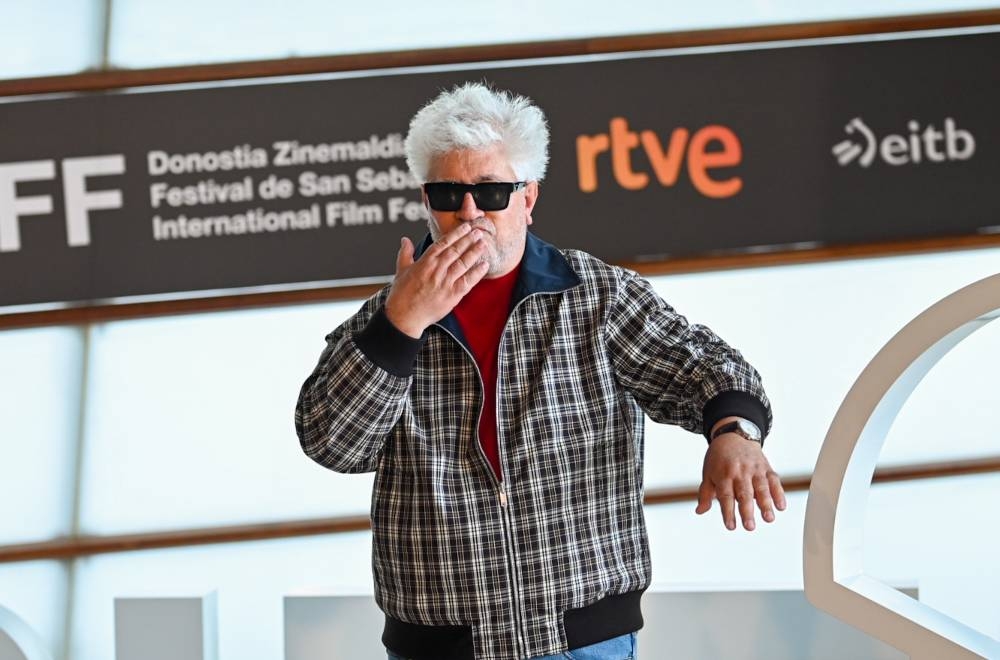 El director Pedro Almodóvar en el photocall de la película La habitación de al lado, en la 72u00ba edición del Festival de Cine de San Sebastián.,image_description:Photocall de la película de Almodóvar u2018La habitación de al ladou2019 en la 72u00ba edición del Festival de Cine de San Sebastián