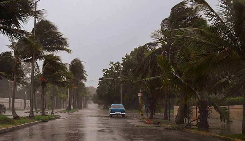 Calles desoladas y la falta de energía marcan el paso del huracán Rafael por Cuba. / AFP,image_description: