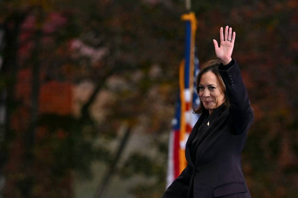 La candidata presidencial demócrata a la vicepresidenta de Estados Unidos, Kamala Harris, saluda a sus seguidores después de pronunciar su discurso de concesión en la Universidad Howard en Washington, DC, el 6 de noviembre de 2024. Foto de ANGELA WEISS / AFP,image_description: