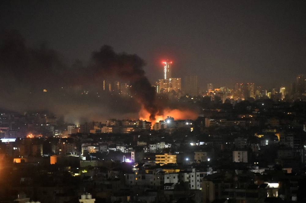 Se eleva fuego desde el lugar de un ataque aéreo israelí que tuvo como objetivo los suburbios del sur de Beirut el 7 de noviembre de 2024/Fadel Itani AFP.,image_description: