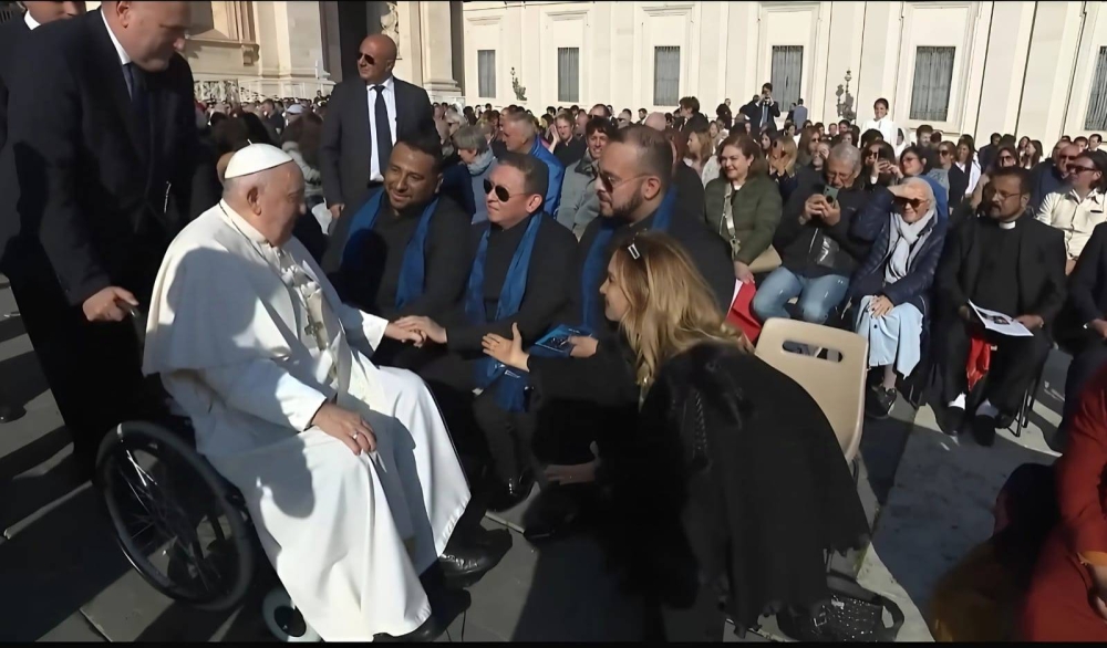 El trío salvadoreño estuvo en primera fila durante la audiencia papal de este miércoles. Fotos cortesía de la Embajada de El Salvador ante el Vaticano. ,image_description: