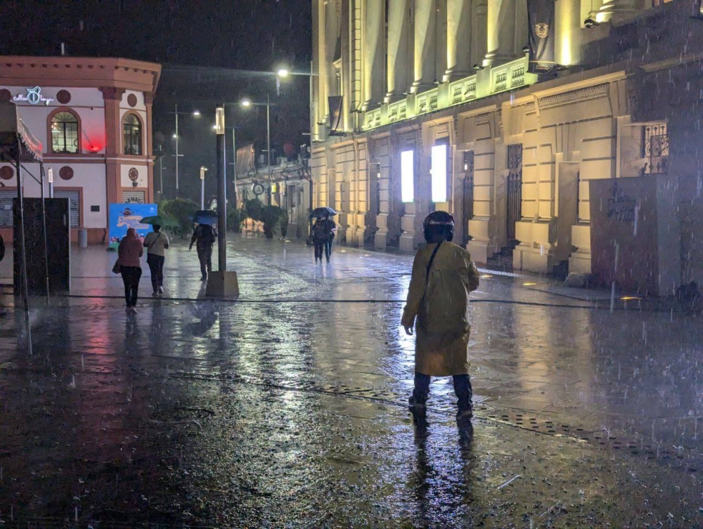 Lluvia en San Salvador de noche/ Foto Juan Martínez.,image_description: