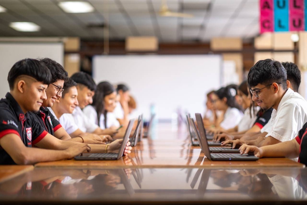 Alumnos del Instituto Nacional General Francisco Menéndez realizan la prueba Avanzo en su segundo día. / Cortesía Ministerio de Educación. ,image_description: