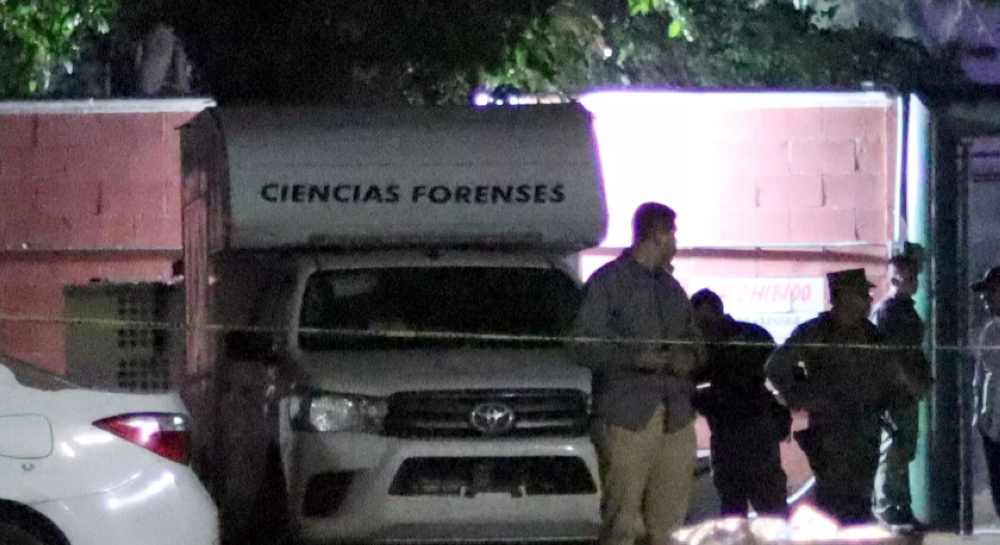 Trabajadores forenses de la fiscalía local transportan los cuerpos de 11 personas que fueron encontrados abandonados en la parte trasera de una camioneta blanca en Chilpancingo, estado de Guerrero, México, el 6 de noviembre de 2024/ Foto Jesús Guerrero AFP.,image_description: