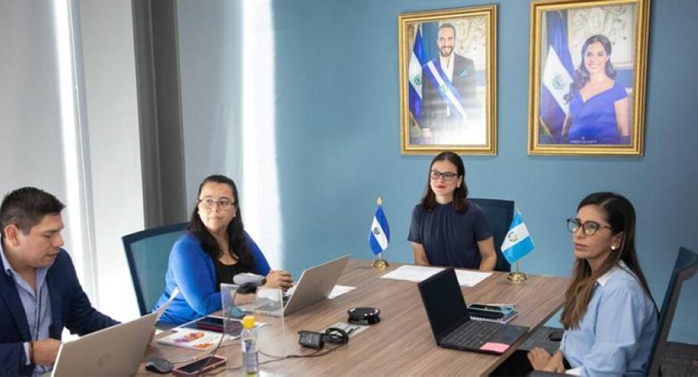 Directora general de la Esco, Karla de Palma, junto a diplomau0301ticos en reuniou0301n de seguimiento de proyectos. / Cancillería de El Salvador.,image_description: