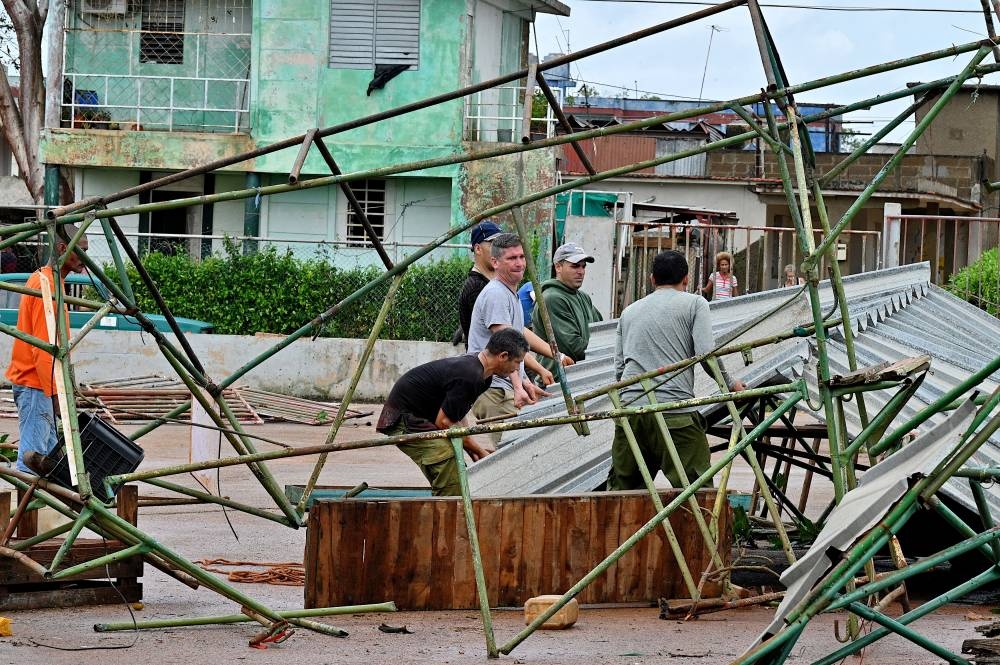 Los residentes recuperan sus productos en un mercado de agricultores después de que fue destruido por el huracán Rafael en Artemisa, Cuba, el 7 de noviembre de 2024. /AFP,image_description: