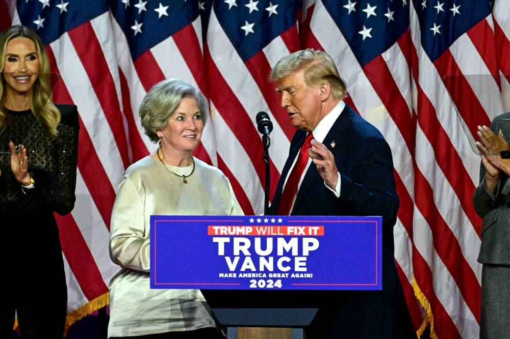 El expresidente de Estados Unidos y candidato presidencial republicano Donald Trump saluda a su jefa de campaña, Susie Wiles izq., durante un evento de la noche de las elecciones en el Centro de Convenciones de West Palm Beach en West Palm Beach, Florida, el 6 de noviembre de 2024./AFP,image_description: