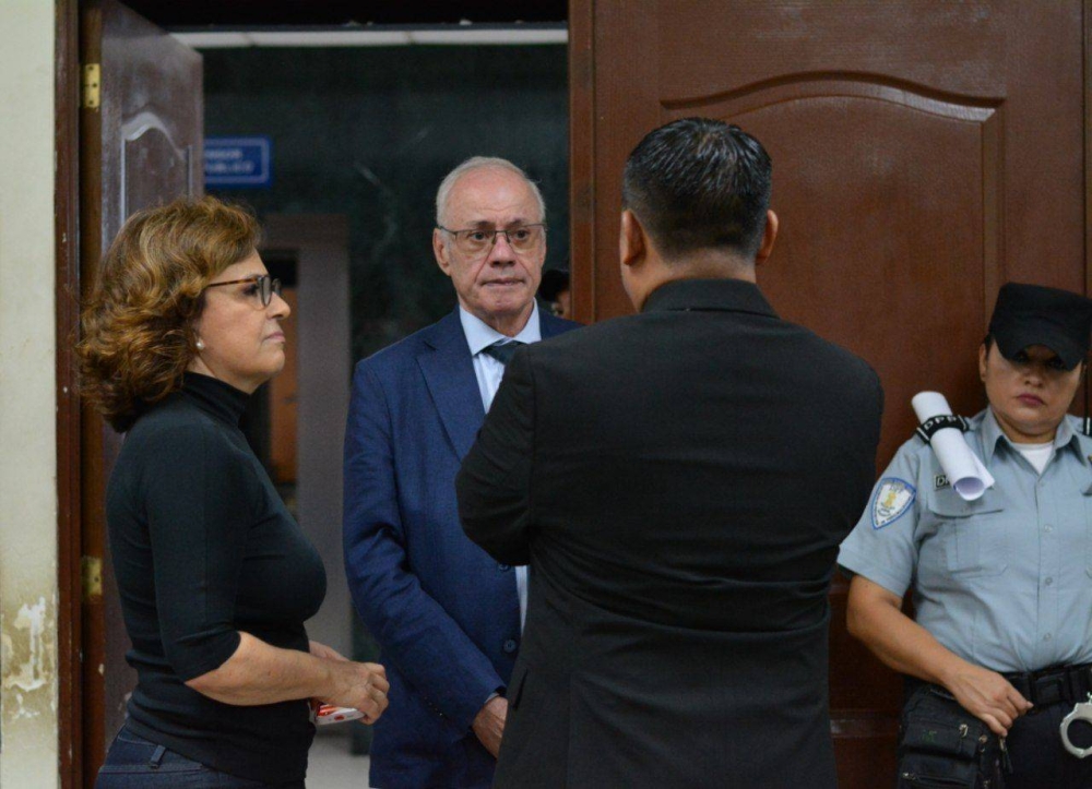 Pignato junto al embajador de Brasil en El Salvador,  Luiz Eduardo de Aguiar Villarinho Pedroso. La exprimera dama es ciudadana brasileña. / Lisbeth Ayala. 