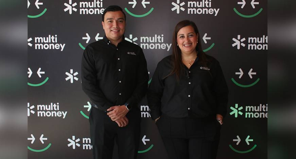 Representantes de Multimoney invitan a los salvadoreños a disfrutar de los beneficios de tener metas financieras. Francisco Valle,image_description: