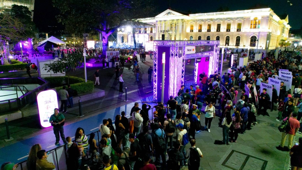 El evento en la plaza Barrios atrajo a cientos de salvadoreños que ya descargaron la app Nequi.