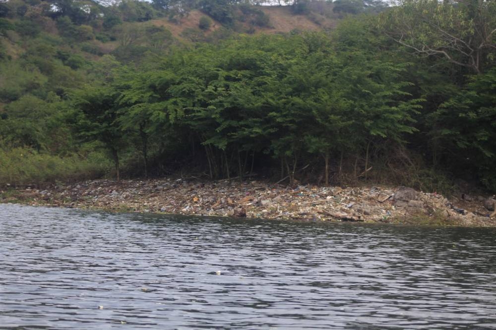 Los estudios fueron hechos tomando cinco muestras de agua en puntos claves del embalse Cerrón Grande. / Archivo DEM,image_description: