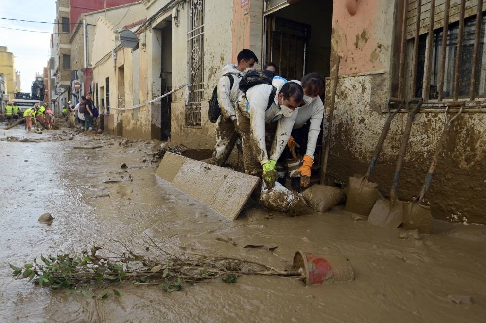 Las lluvias provocaron inundaciones históricas en la Comunidad Valenciana y otras regiones de España, dejando en total 219 muertos y decenas de desaparecidos, según las autoridades. /AFPn,image_description: