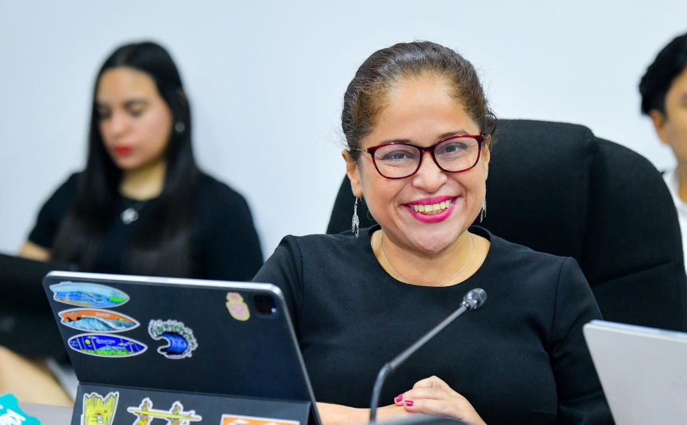 Ministra de Turismo, Morena Valdés, en la Comisión de Hacienda. / Asamblea Legislativa.,image_description: