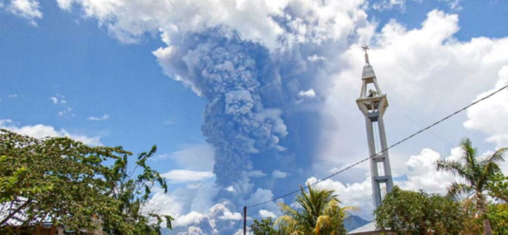 Impactante erupción de volcán en Indonesia/ Foto AFP.,image_description: