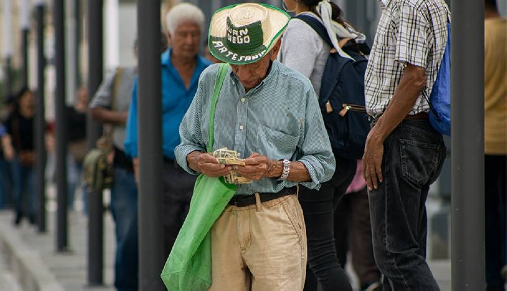 Los economistas explican que la inflación negativa ocurre cuando hay una caída general de precios por un menor consumo. /Alexander Montes,image_description: