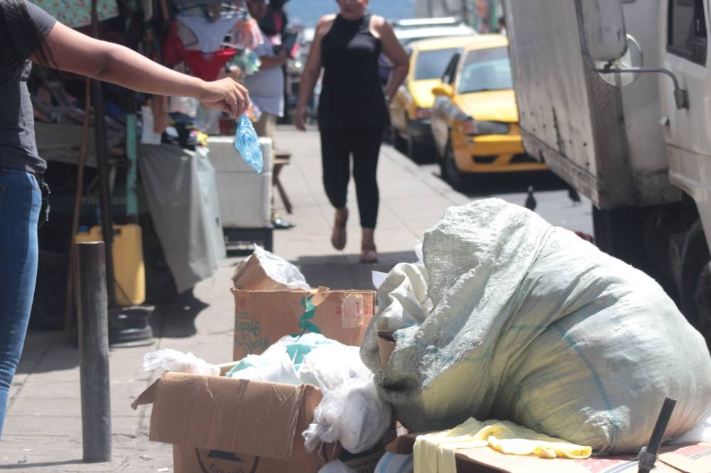 Un 30.2  de los hogares salvadoreños tiran la basura en la calle, según el Censo 2024. /DEM,image_description: