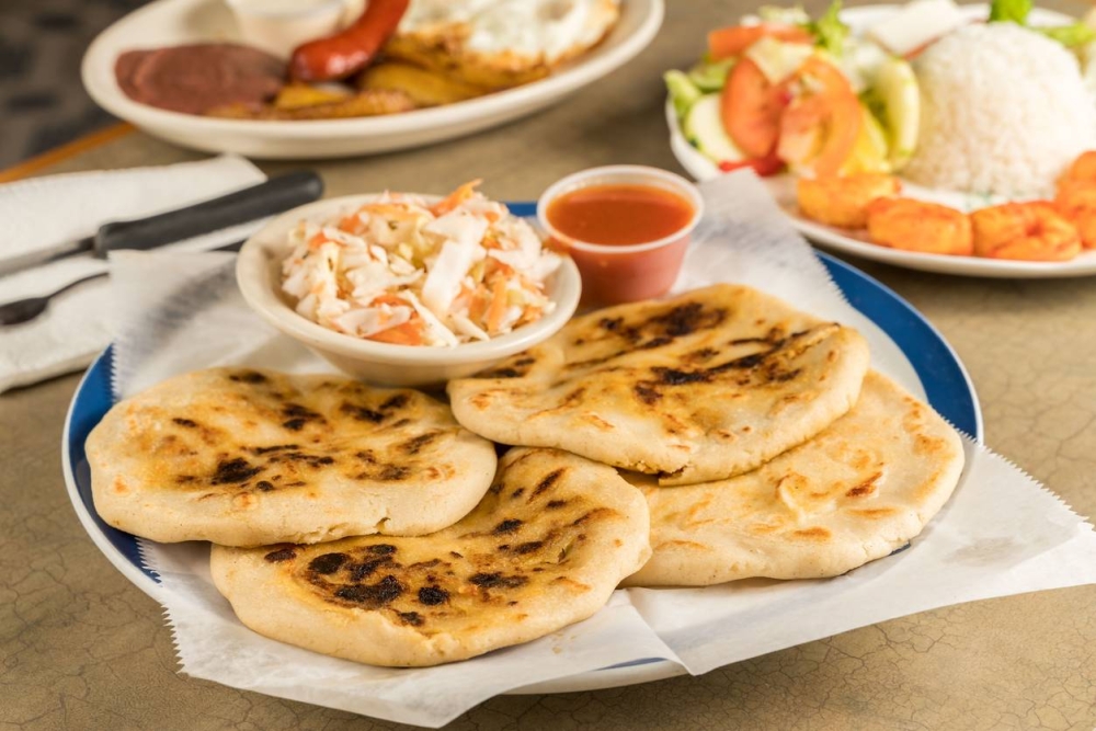 Las pupusas se acompañan tradicionalmente con su curtido y su salsa, aunque hay zonas del país donde se les agrega mayonesa y salsa negra.