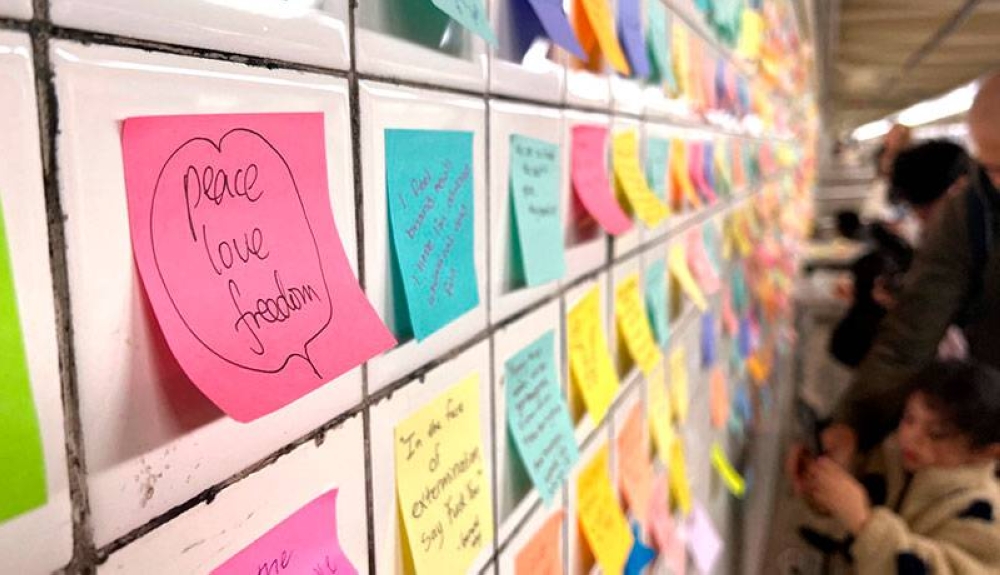 Paz, amor, libertad se lee en uno de los postits terapéuticos. / AFP,image_description: