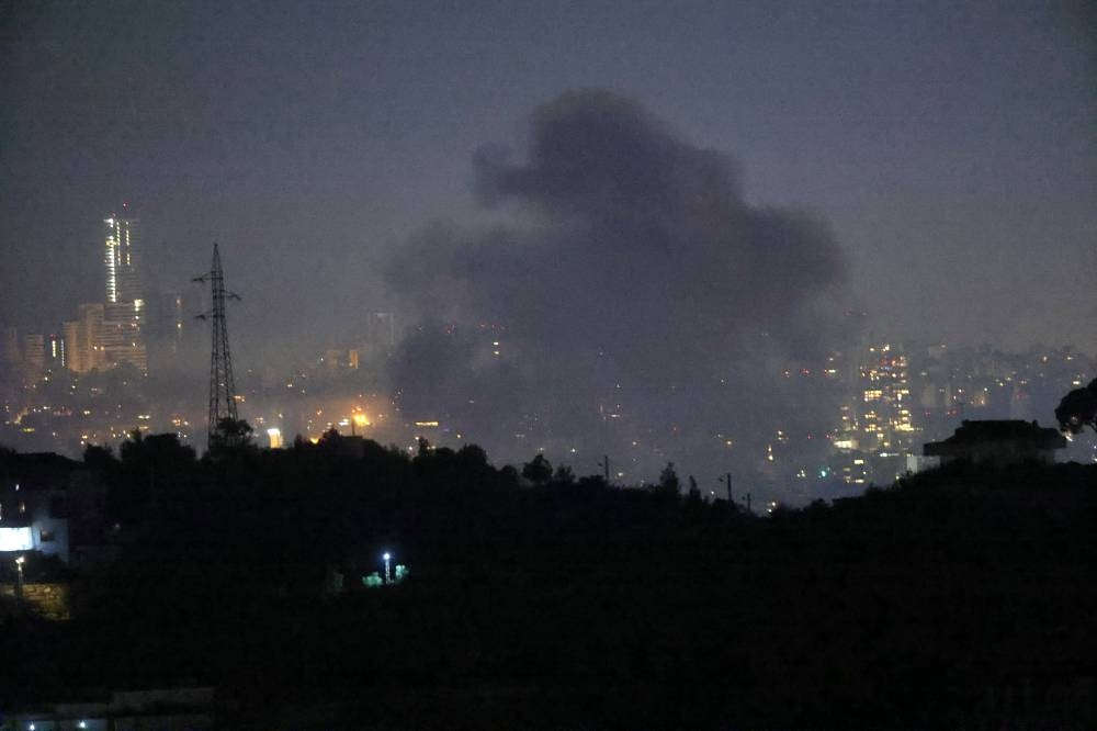 Humo se eleva desde el lugar de un ataque aéreo israelí que apuntó a un área en los suburbios del sur de Beirut el 8 de noviembre de 2024./Foto Ibrahim Amro AFP.,image_description: