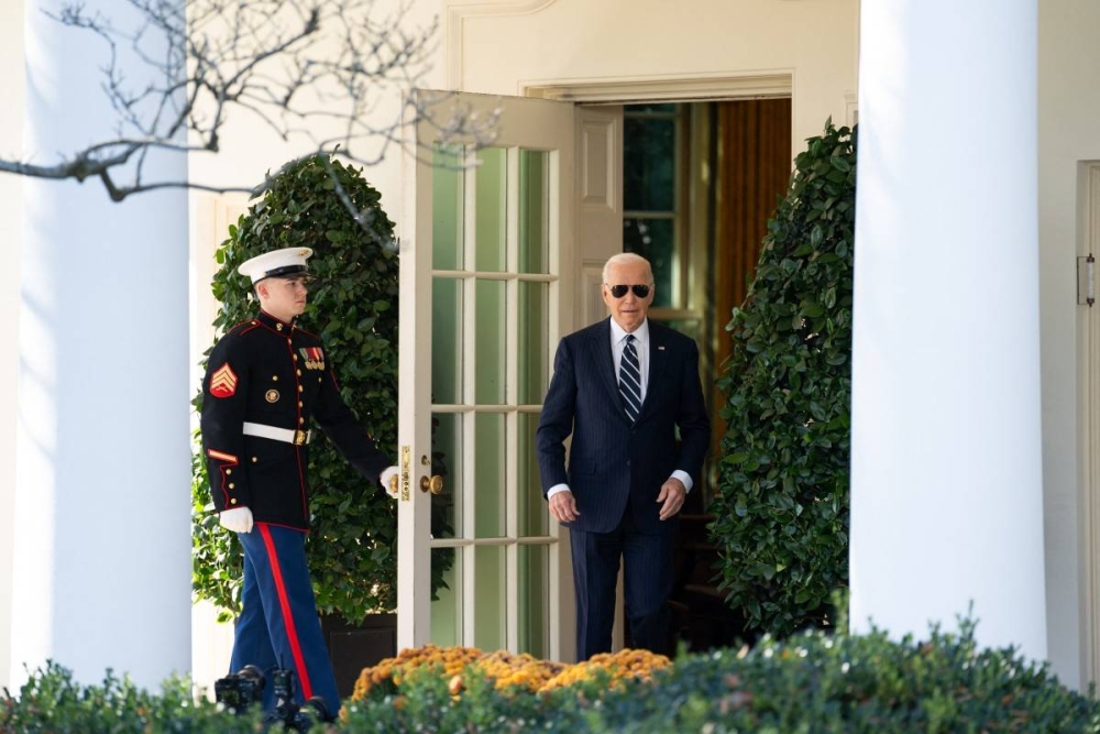 El presidente estadounidense Joe Biden llega para dirigirse a la nación desde el jardín de rosas de la Casa Blanca en Washington, DC, el 7 de noviembre de 2024. / AFP.,image_description: