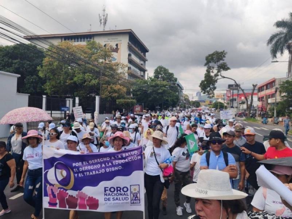 Maestros protestaron contra el congelamiento del escalafón y posteriormente denunciaron despidos. / DEM.,image_description: