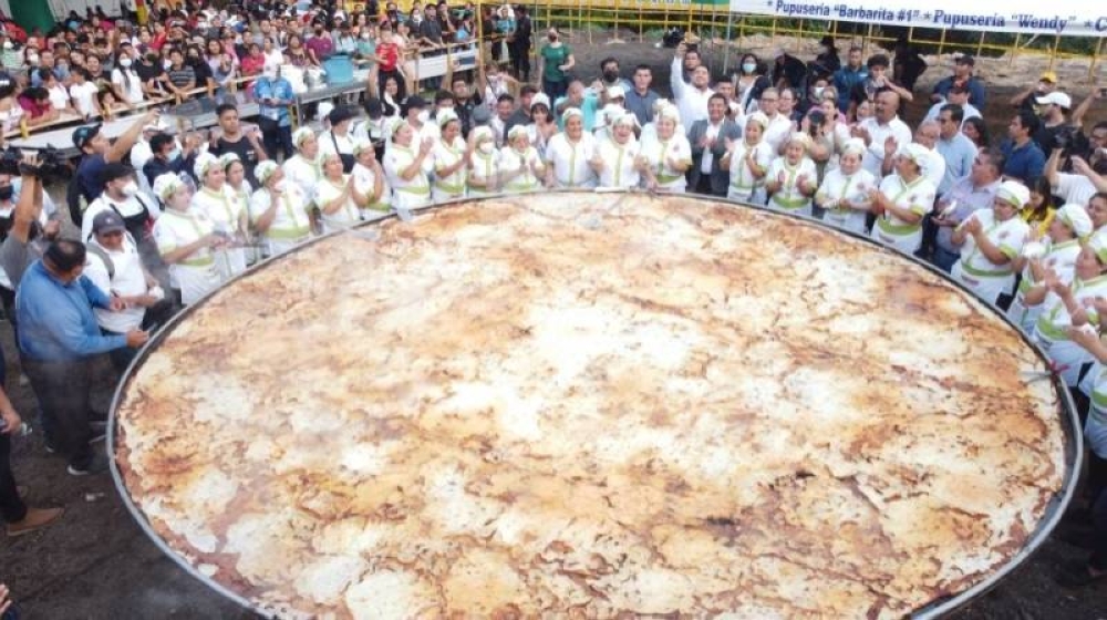 En Olocuilta, La Paz, se elabora una megapupusa todos los años. / Diario El Mundo.