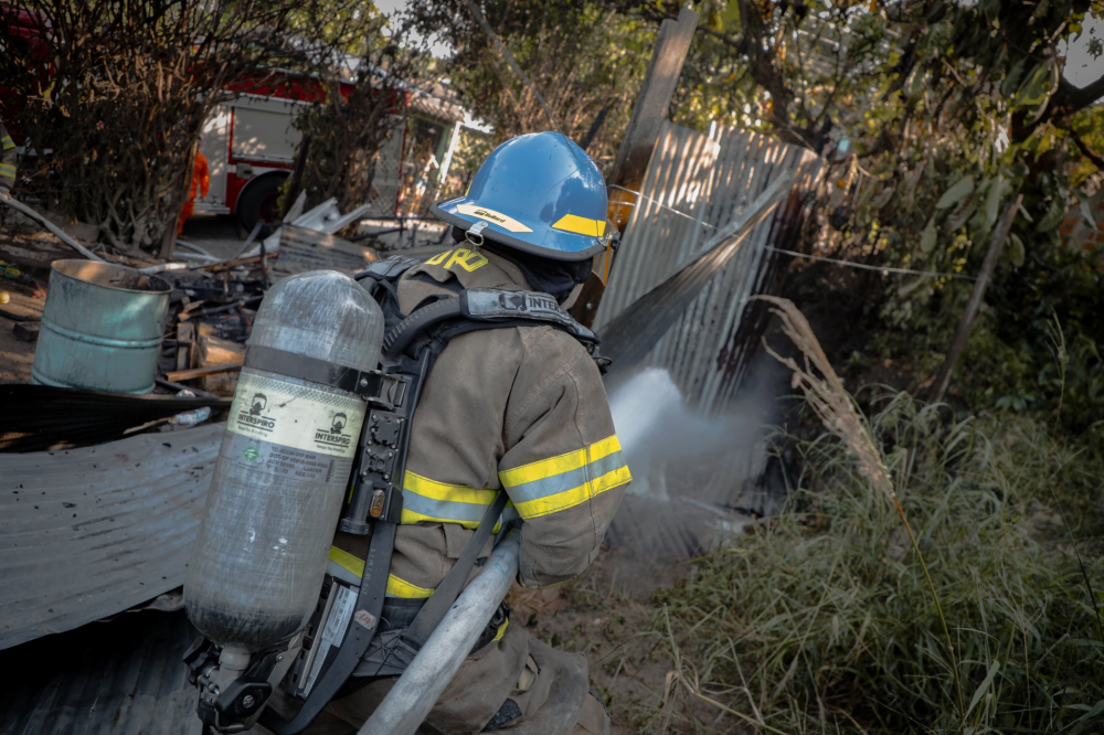 El incidente se registró en la colonia Guadalupe de Mejicanos, San Salvador Centro. / Bomberos.,image_description: