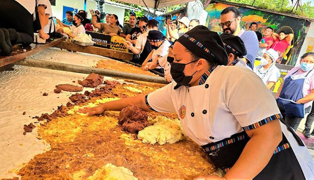 Arroz, frijol, chicharrón y queso son los ingredientes de esta pupusa que es el ícono del festival.  / Alcaldía de La Paz Oeste