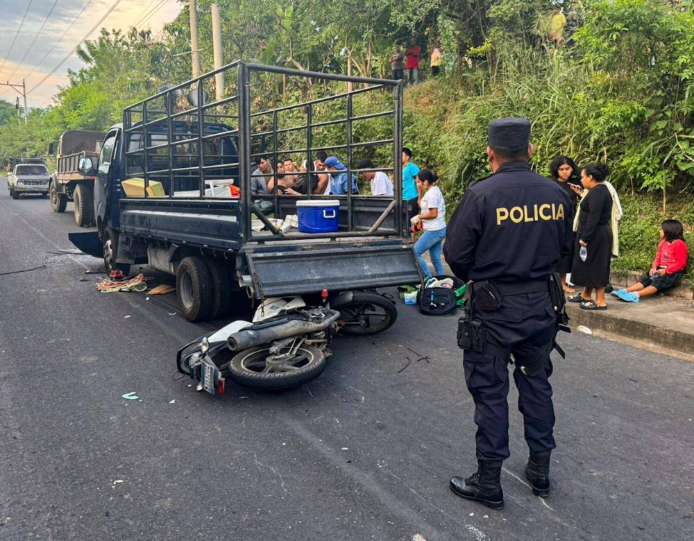 La PNC atendió el siniestro vial en San Pablo Tacachico donde una religiosa resultó lesionada. / PNC,image_description: